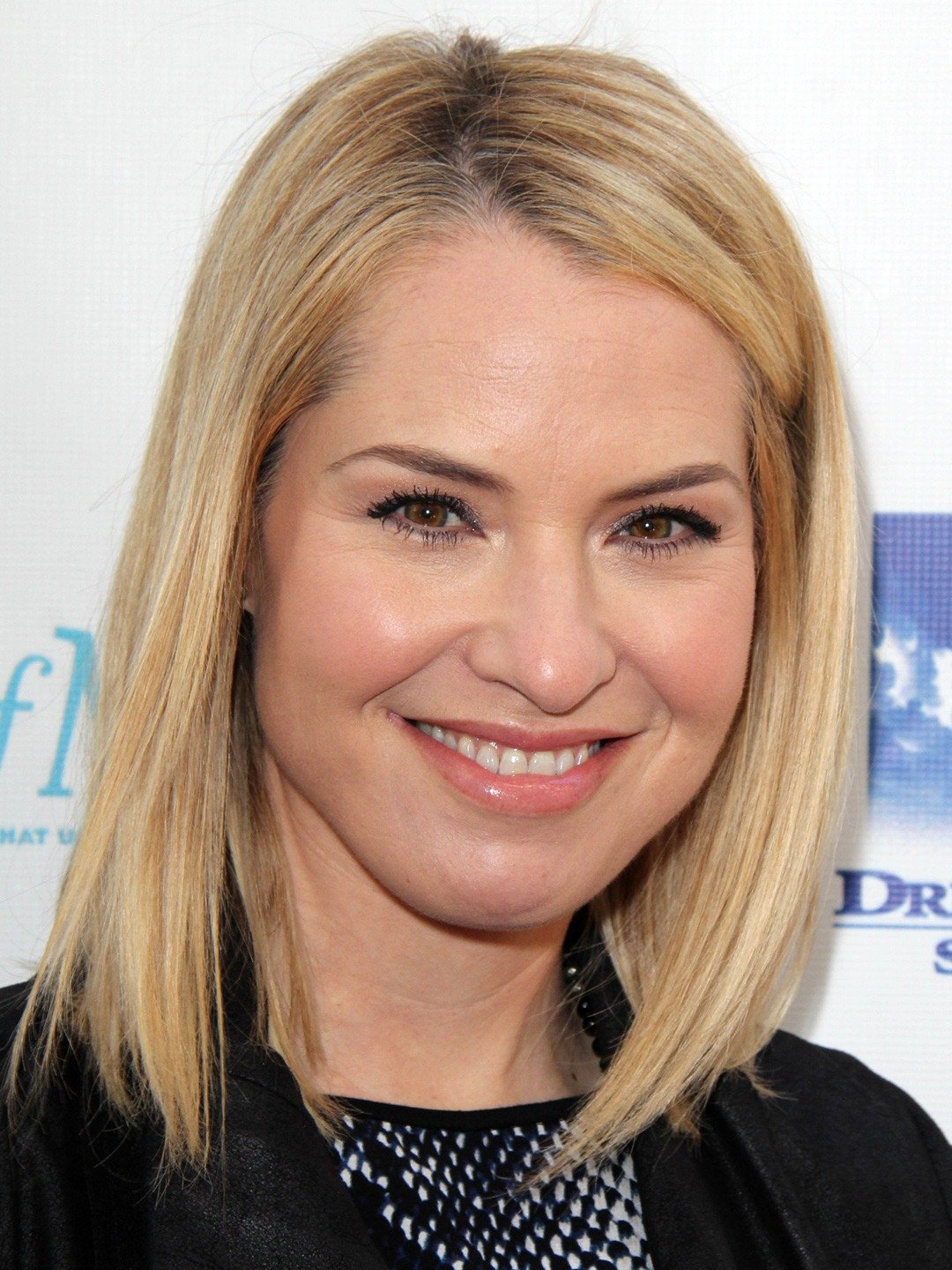 How tall is Leslie Grossman?